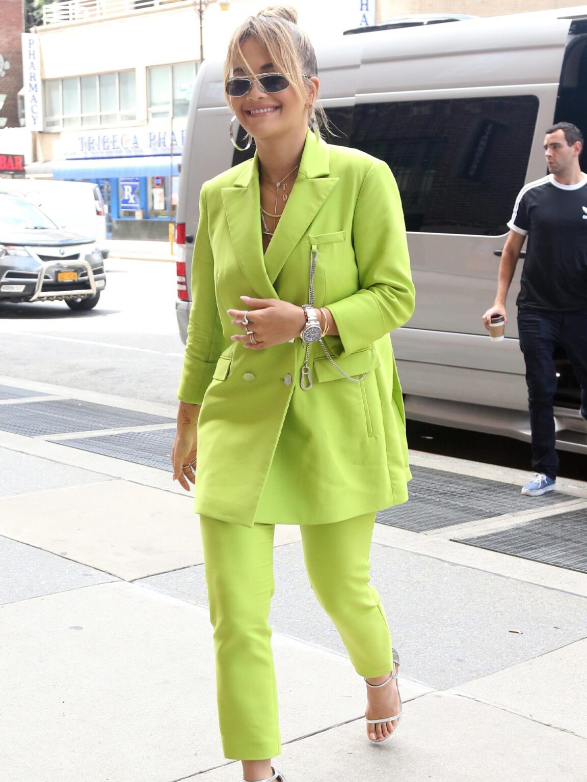 Зеленый костюм женский