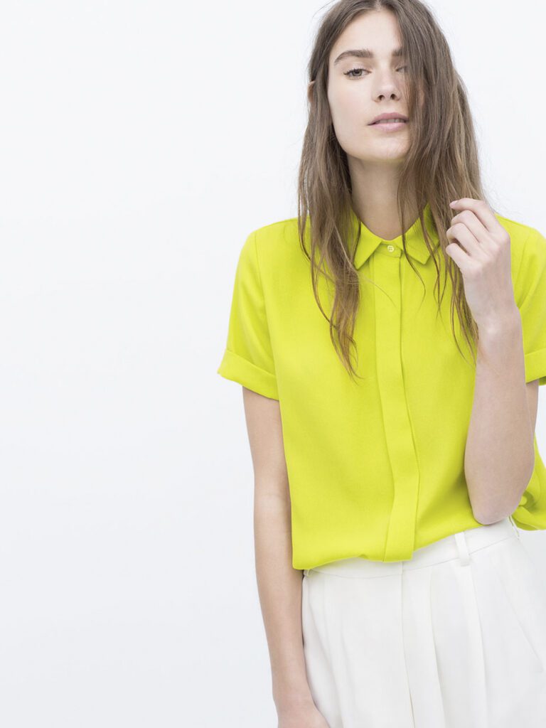 девушка в желтой блузе