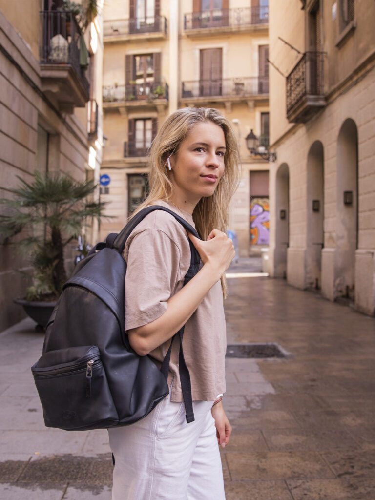 девушка с мягким рюкзаком