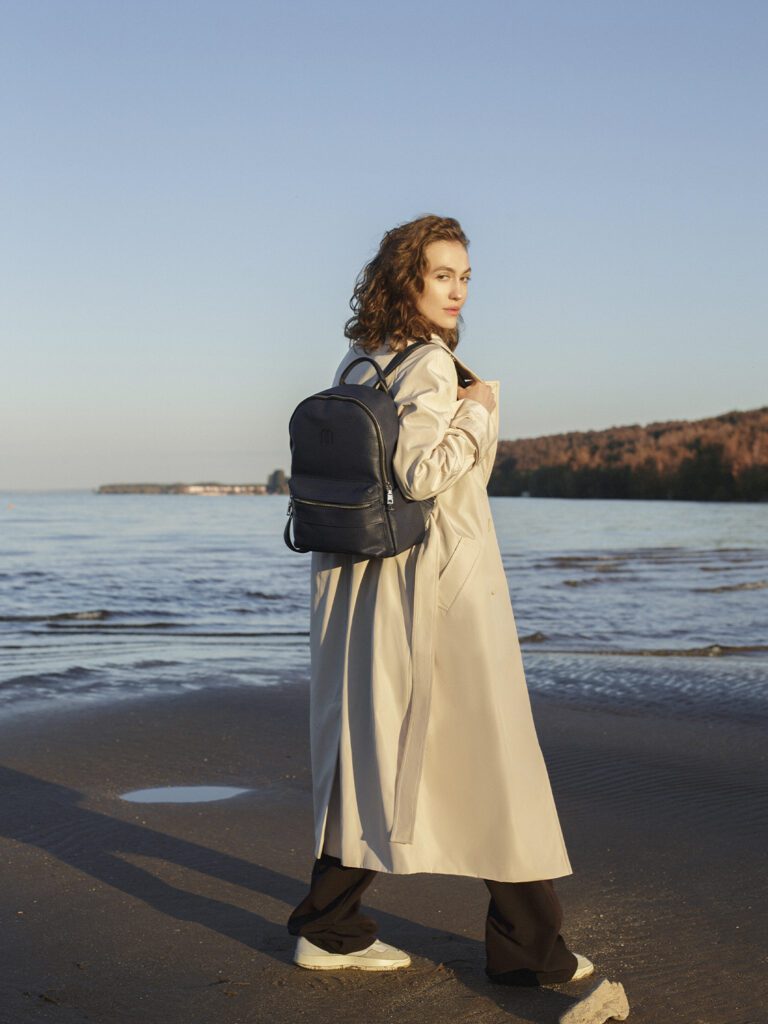 девушка с полужестким  рюкзаком