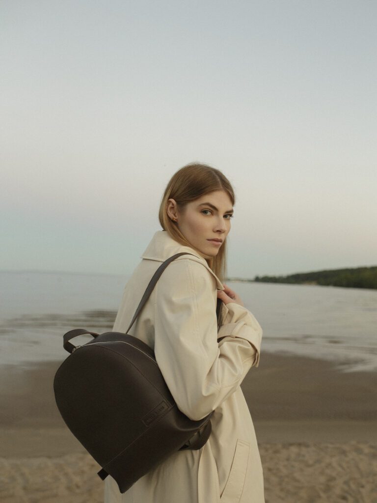 девушка с рюкзаком