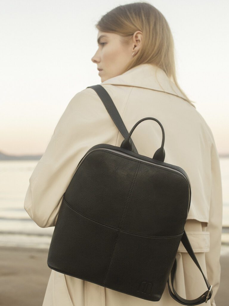 девушка с рюкзаком