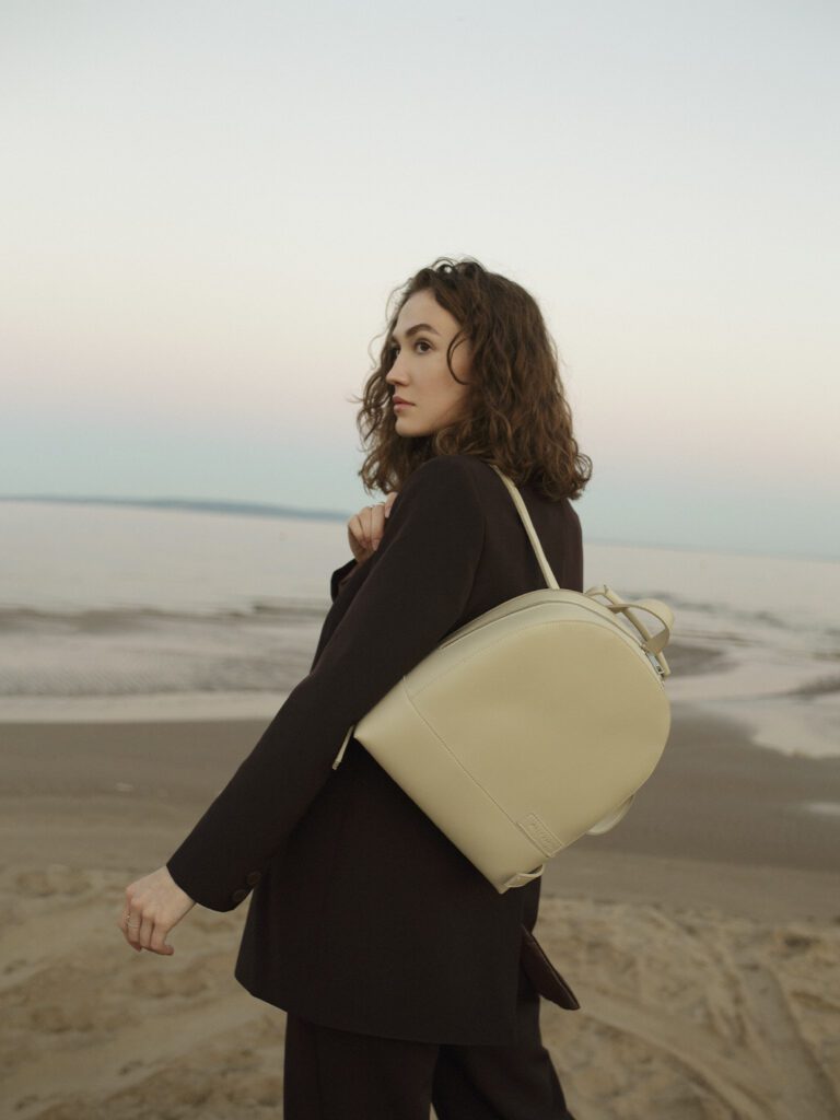 девушка с рюкзаком