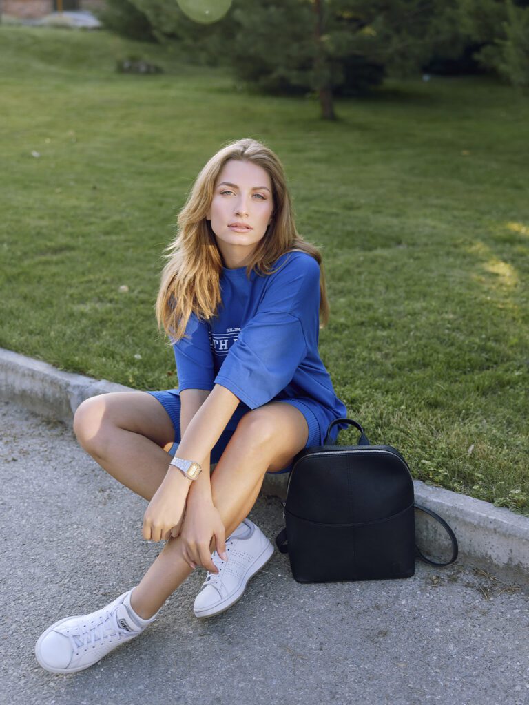 девушка с рюкзаком