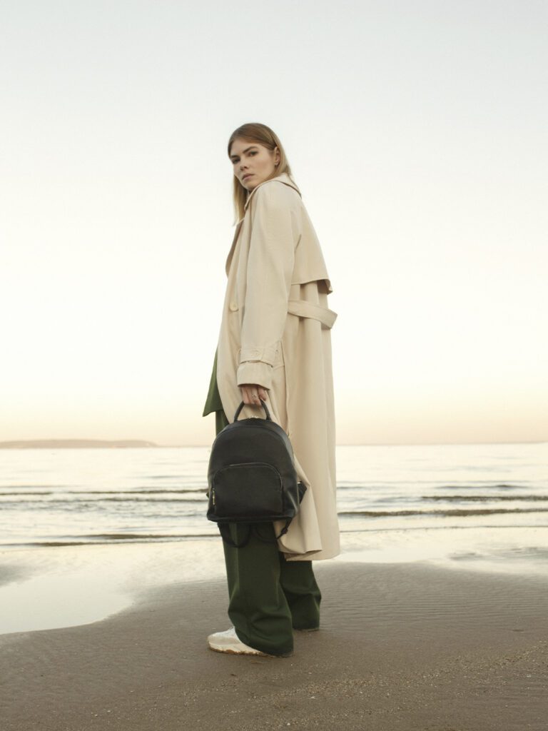 девушка с рюкзаком