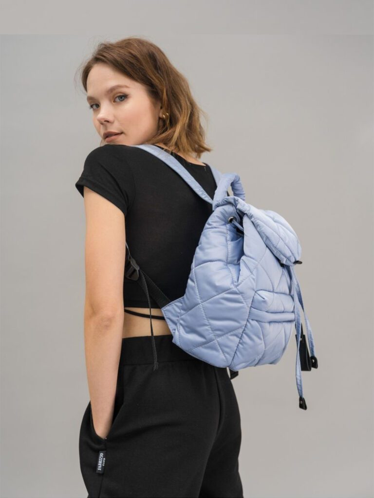 девушка с рюкзаком