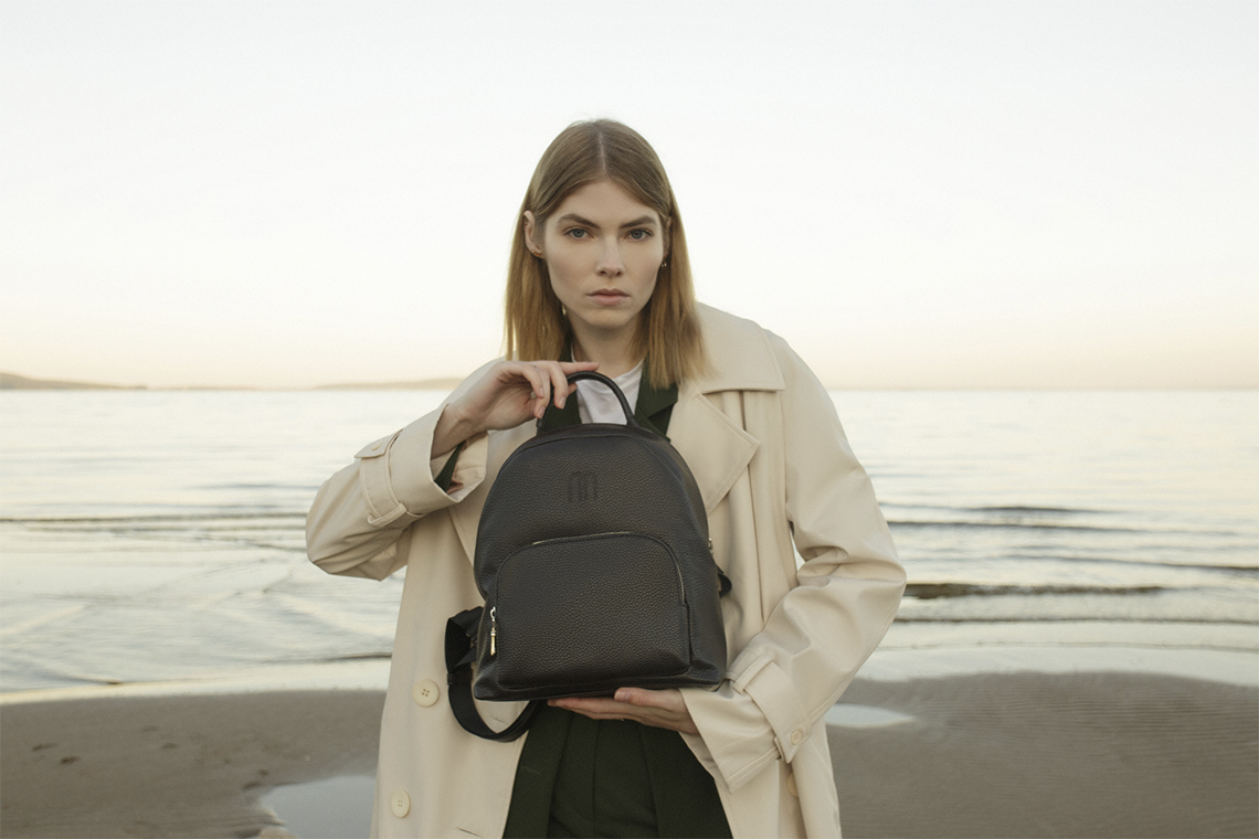 девушка с рюкзаком