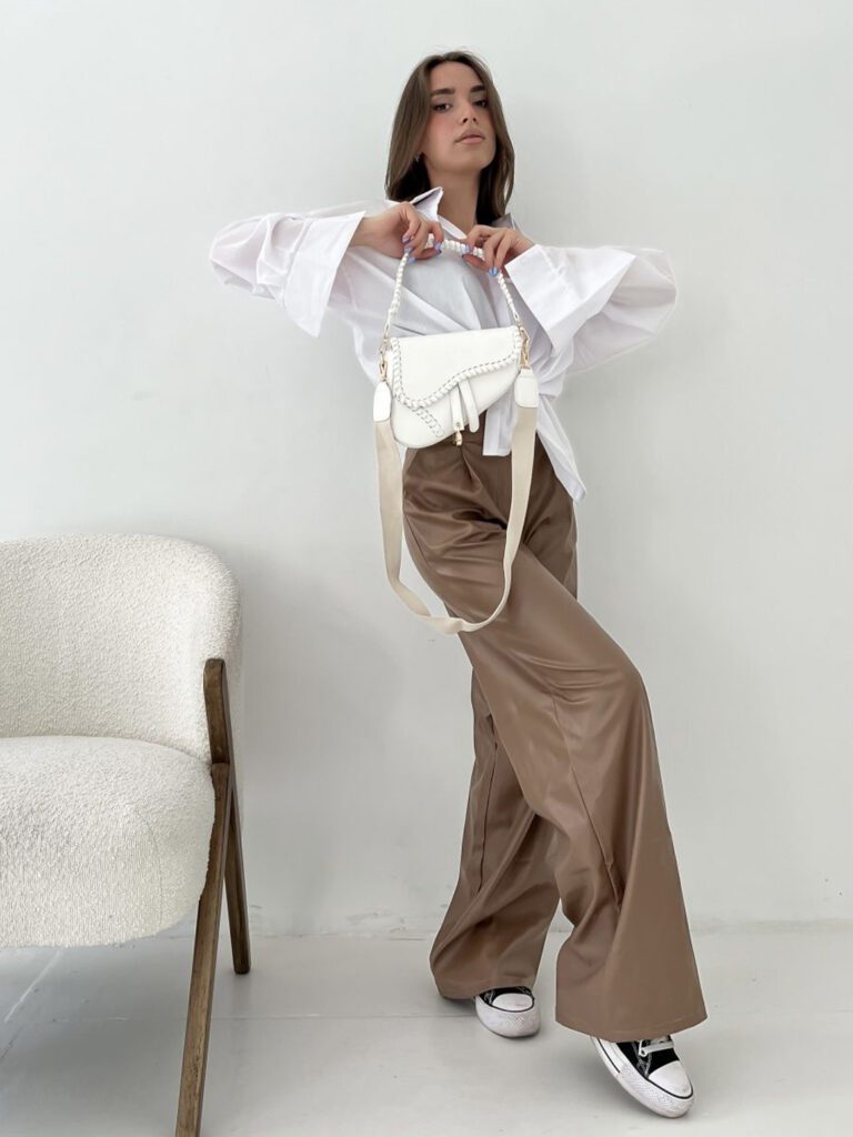 девушка с сумкой-седло