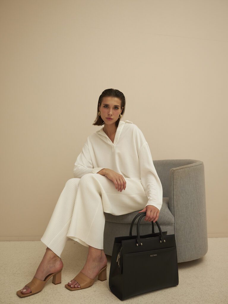 девушка с тоутом