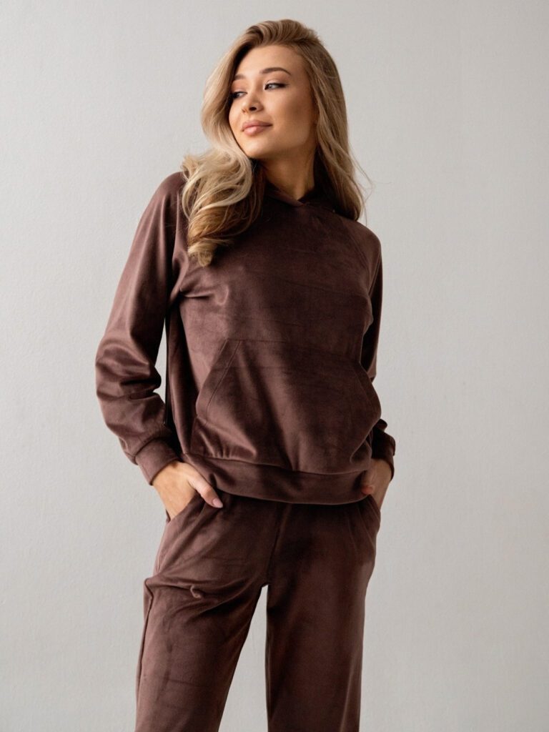 девушка в бархатном костюме