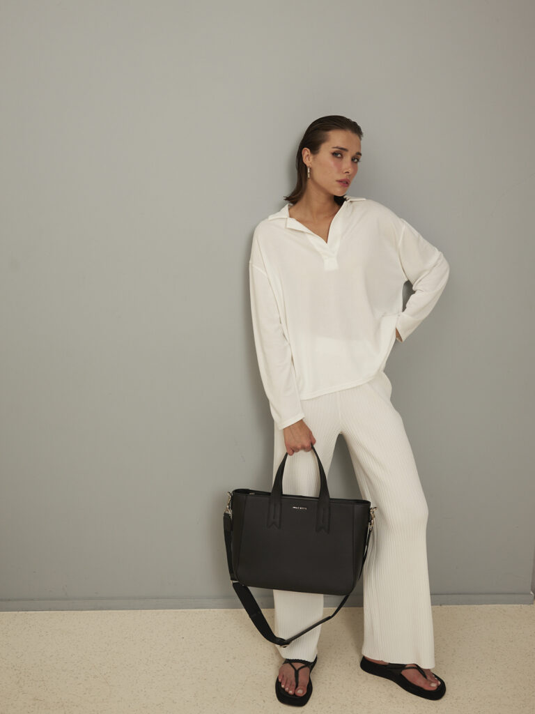 девушка в белом костюме