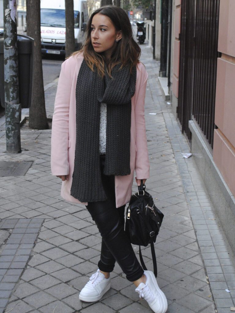 девушка в пальто с рюкзаком