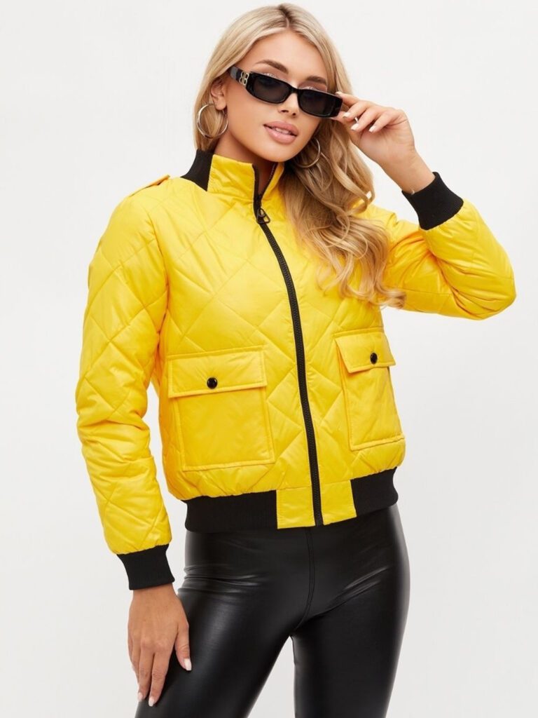 девушка в бомбере