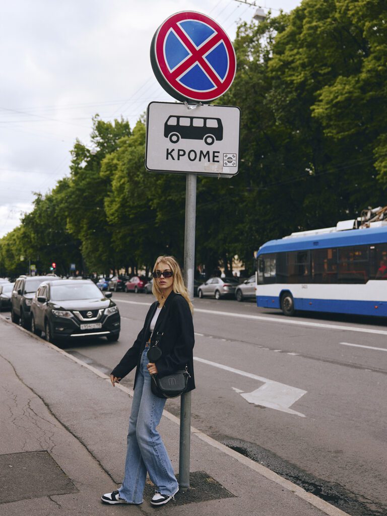 девушка в джинсах