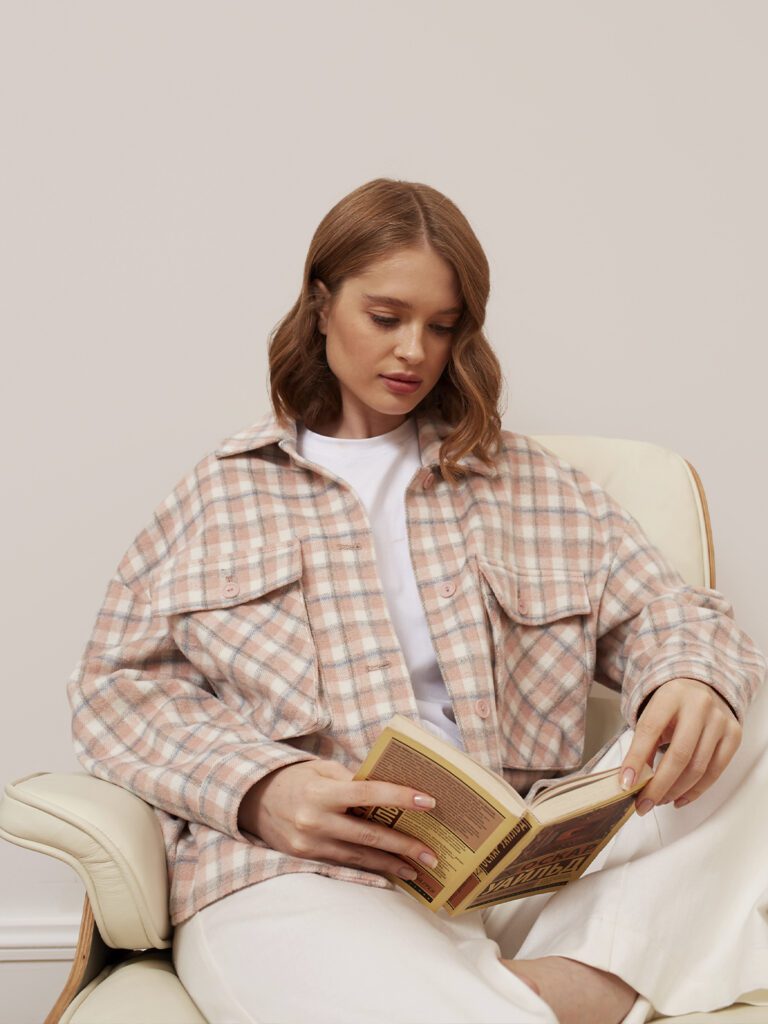 девушка в рубашке