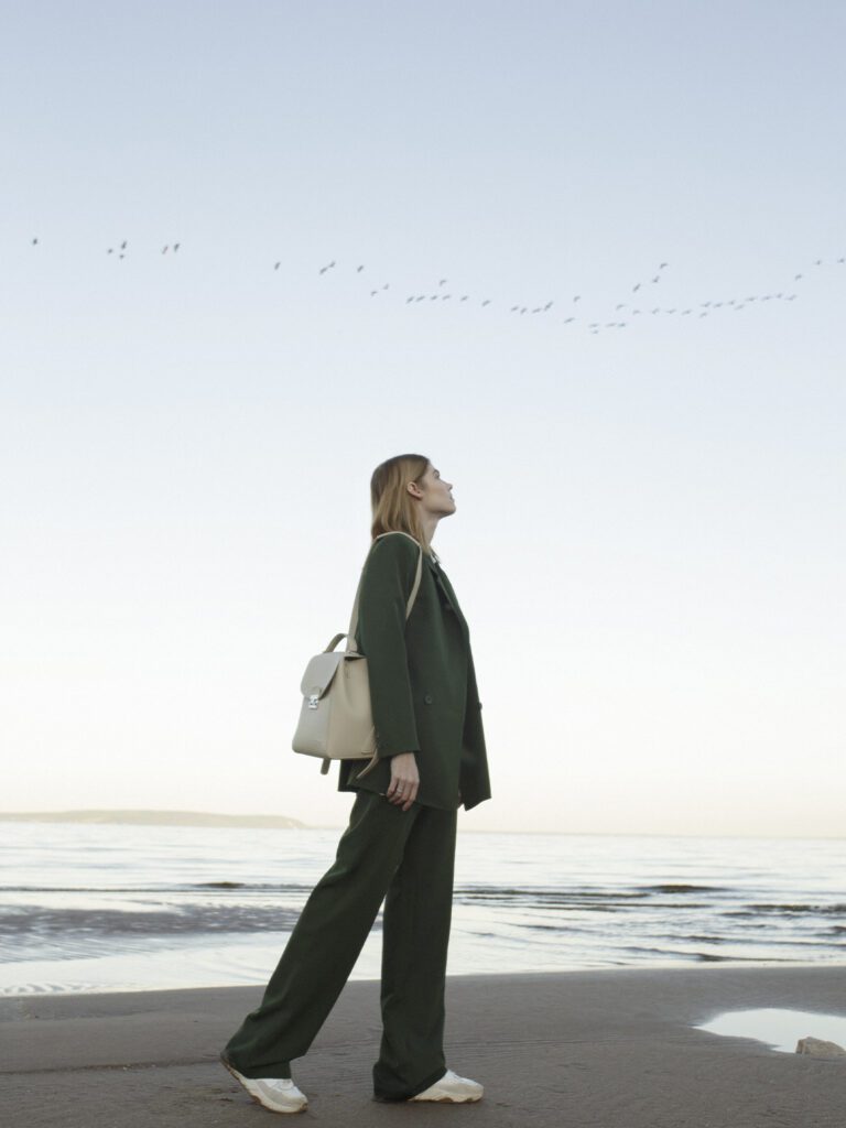 девушка в костюме с рюкзаком