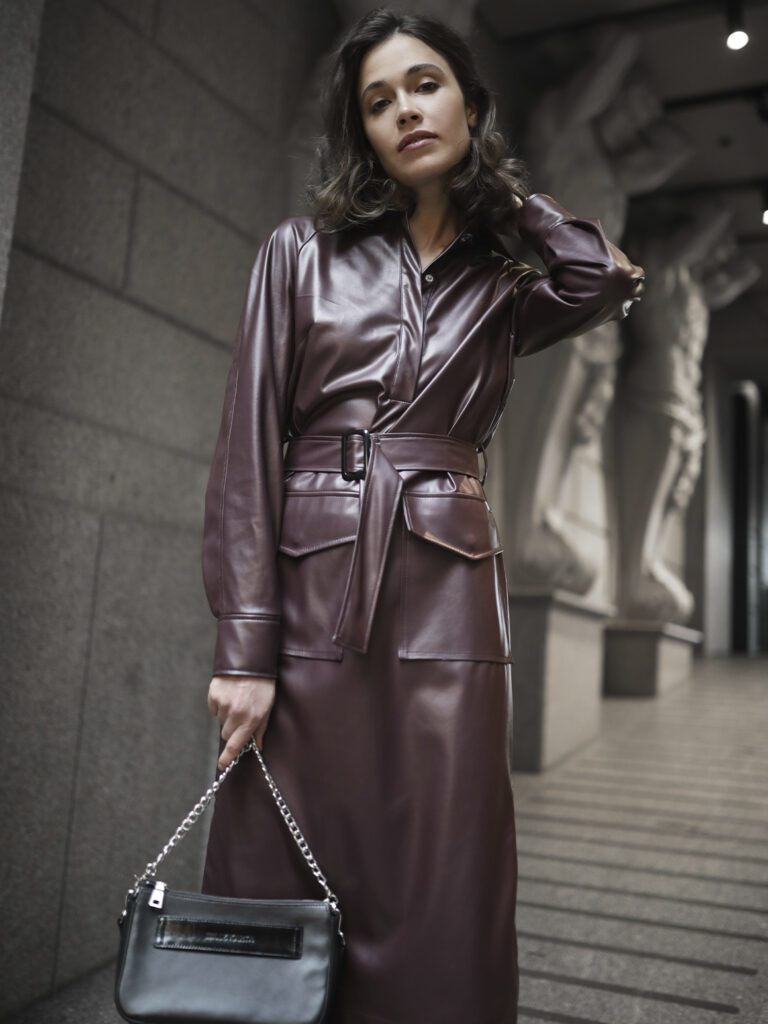 девушка в кожаном плаще
