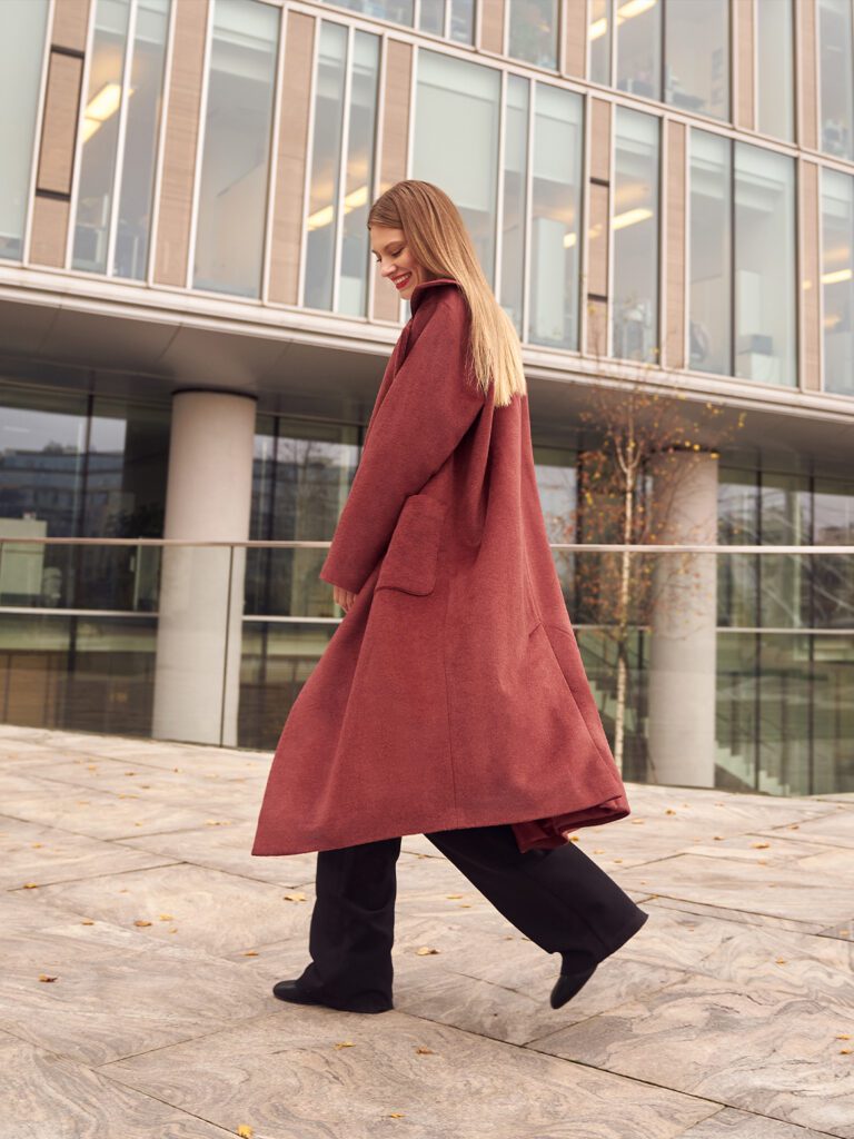 девушка в пальто