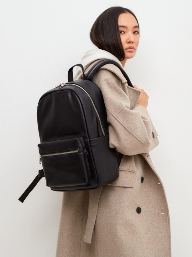 девушка с рюкзаком