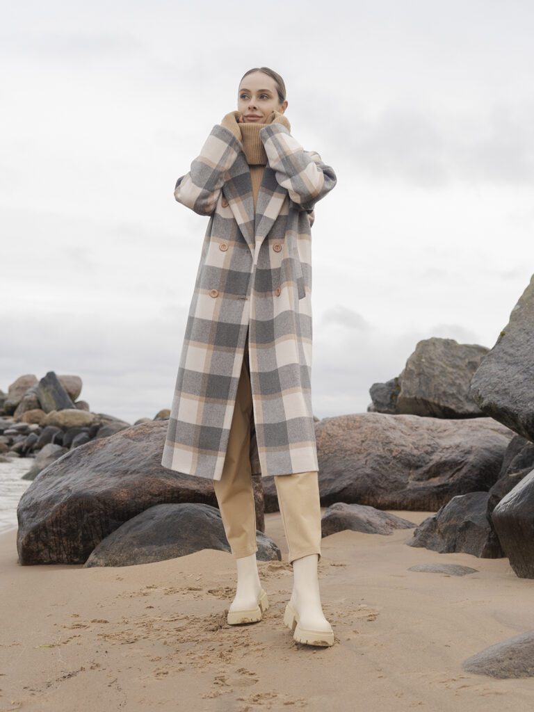 девушка в клетчатом платье