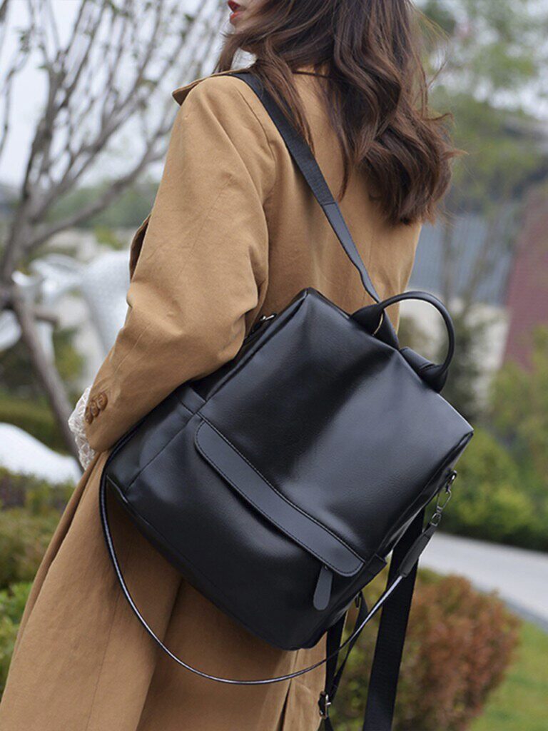 девушка в плаще с рюкзаком