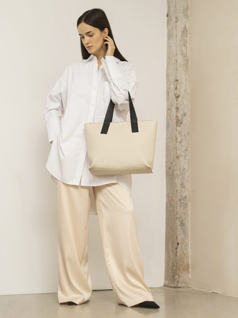 девуша ы рубахе и широких брюках