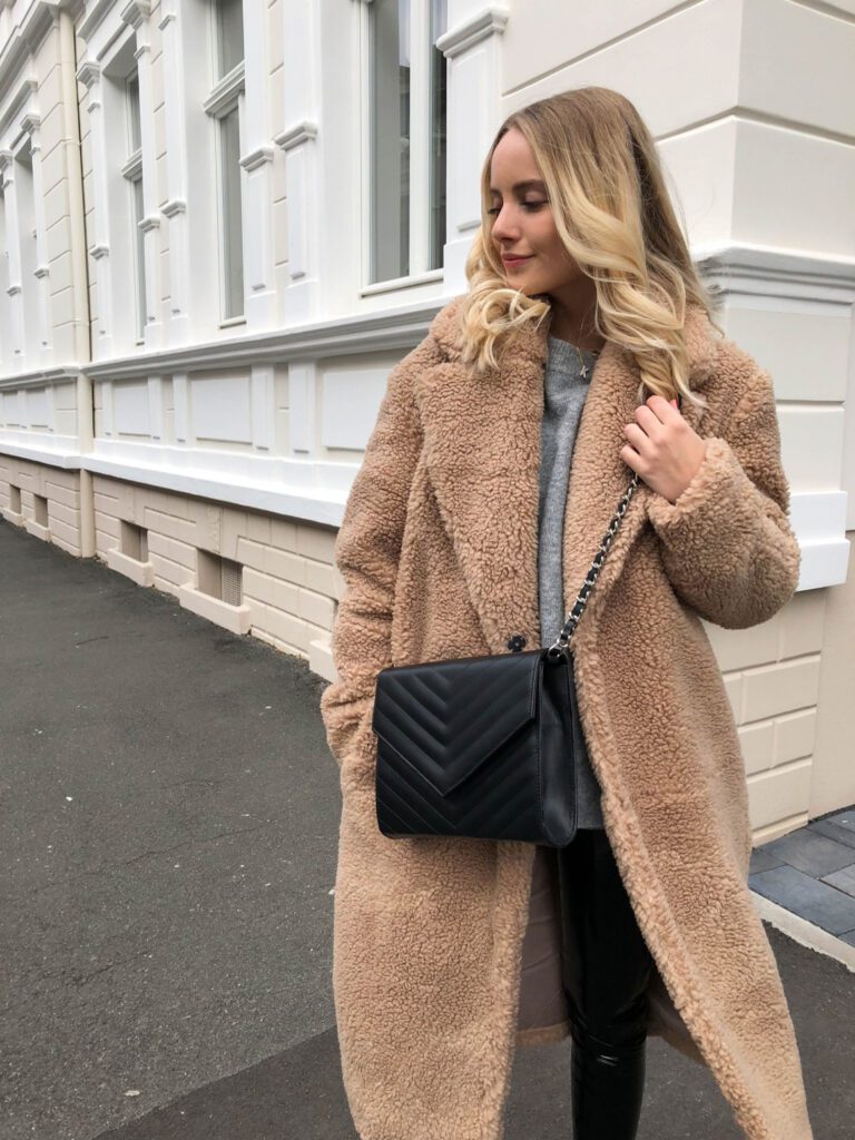 девушка в шубе с сумкой