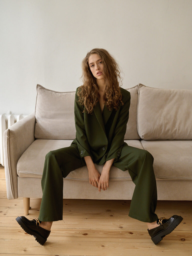 девушка в брючном костюме