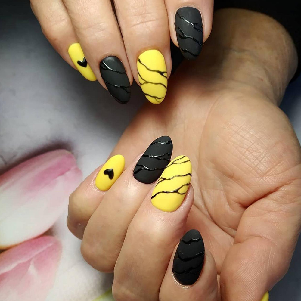 Черно желтые ногти