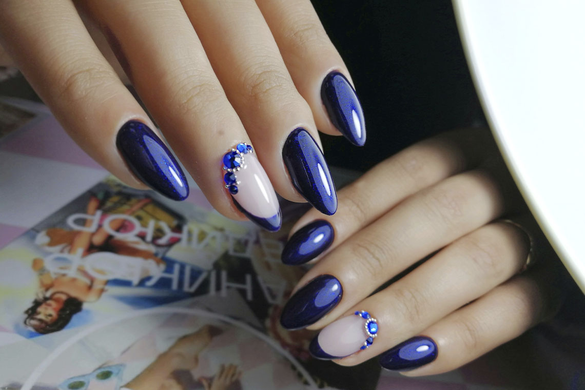 Синий маникюр — 115 фото модного дизайна ногтей с синим оттенком