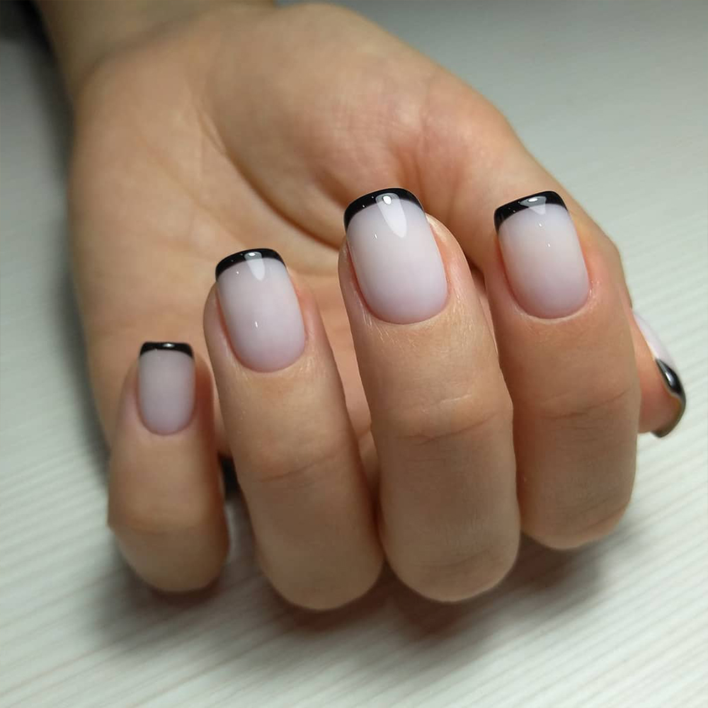 Квадратные ногти. Ногти короткие квадратные. Французский маникюр черный. Черный френч. Черный френч.