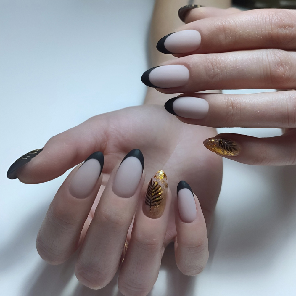 Ногти черные с золотом (100 фото)