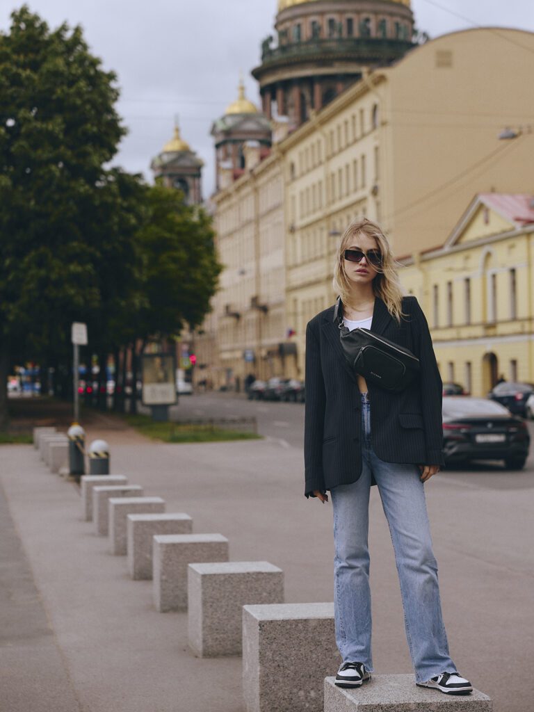 девушка с кроссбоди