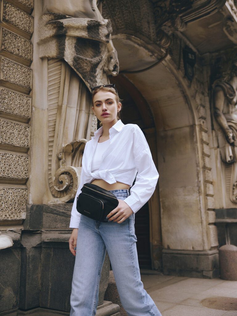 девушка с поясной сумкой