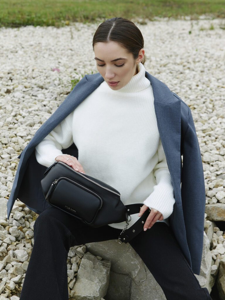 девушка с поясной сумкой