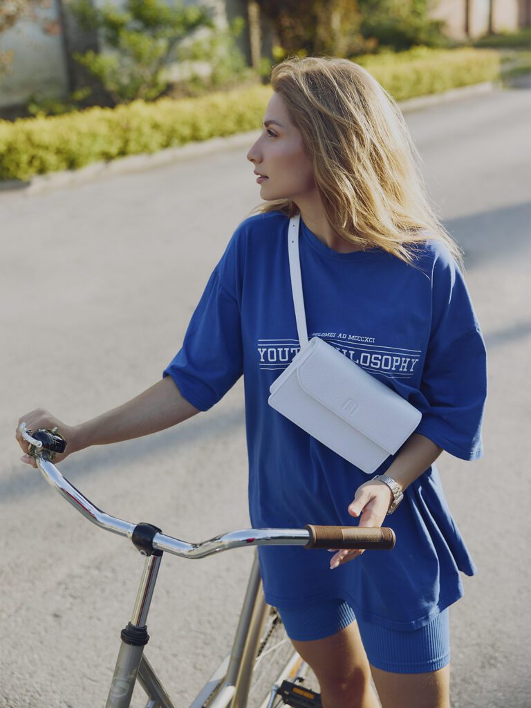 девушка с сумкой