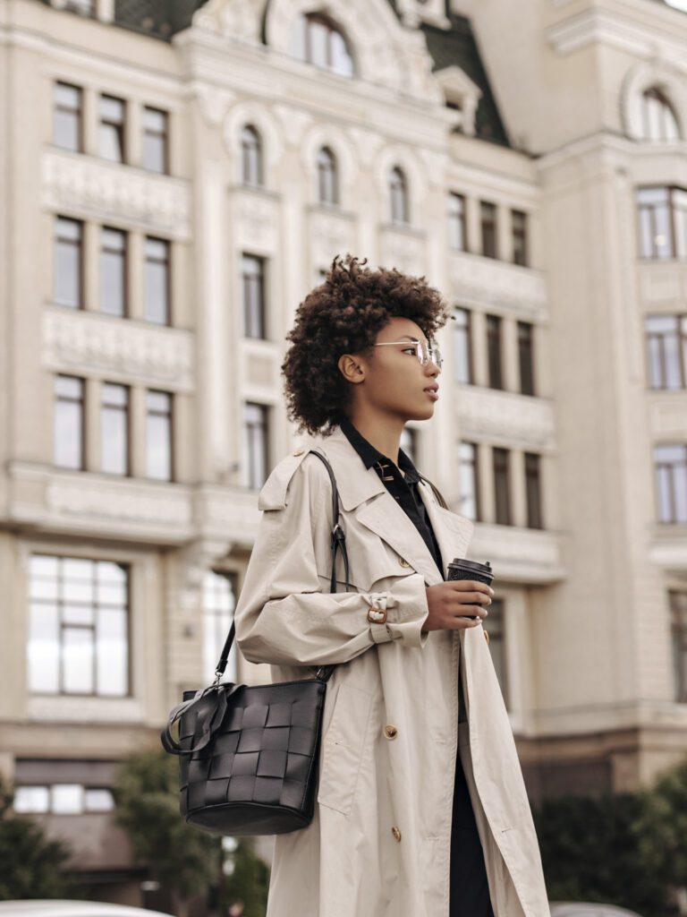 девушка с сумкой