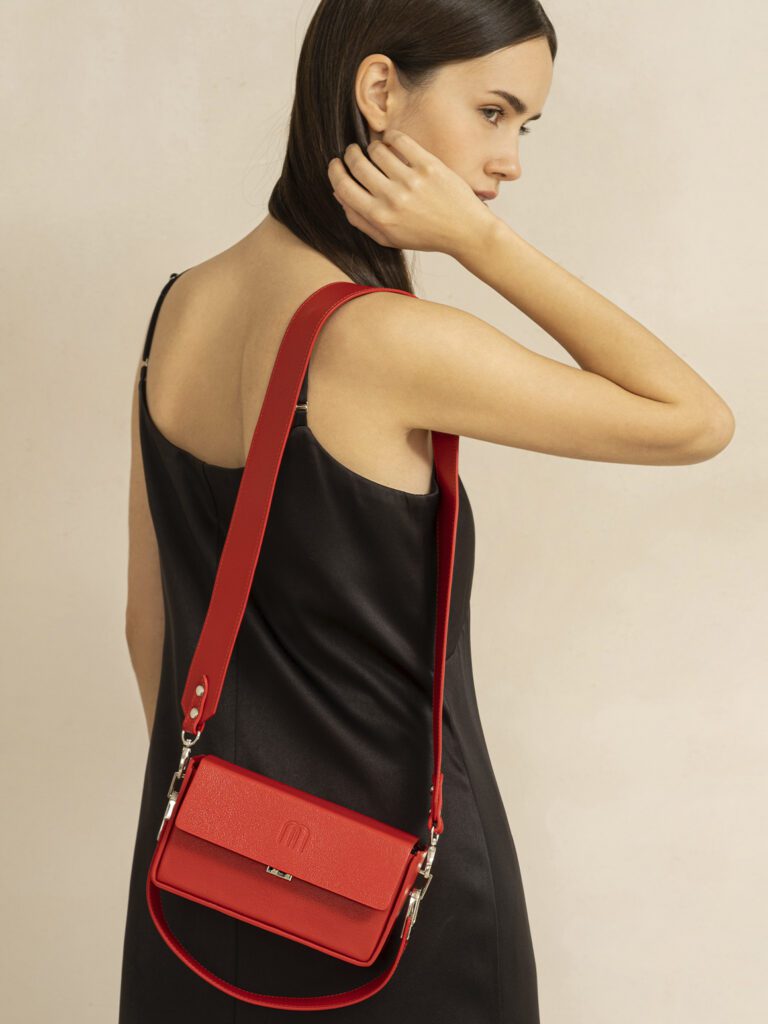 девушка с сумкой