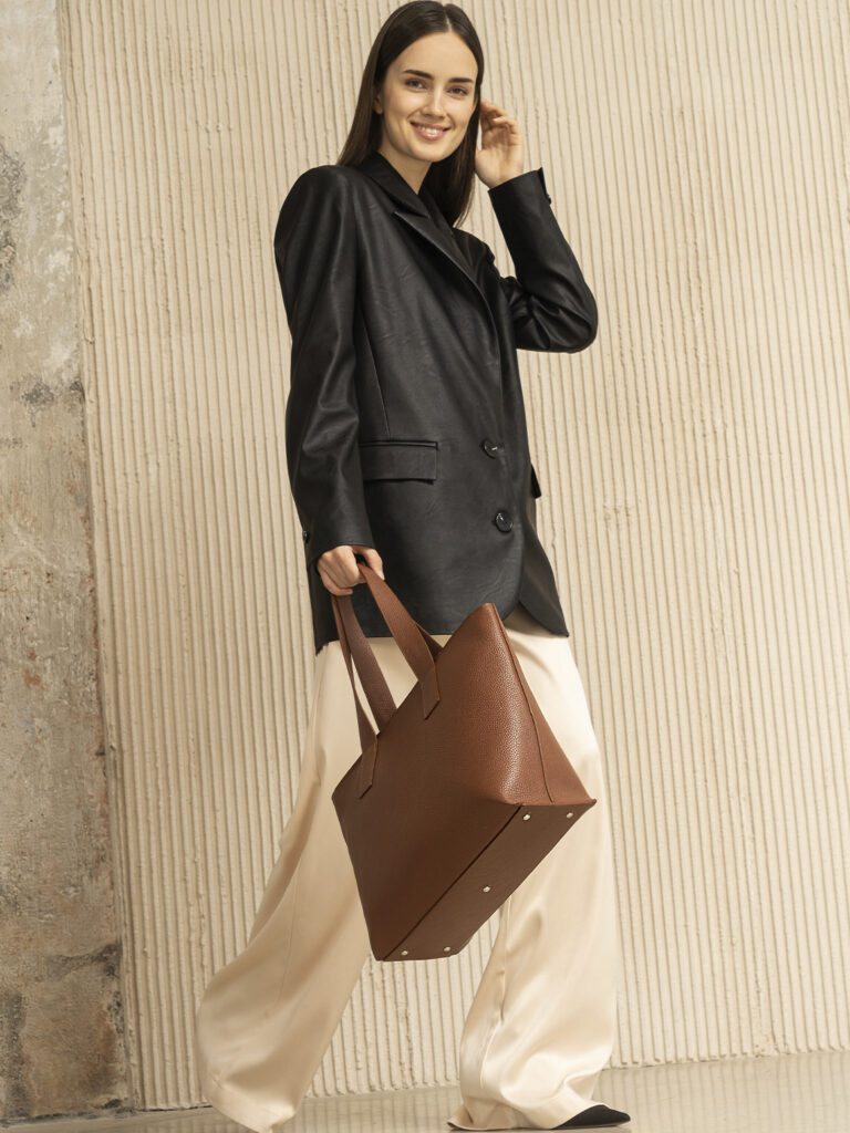 девушка с сумкой