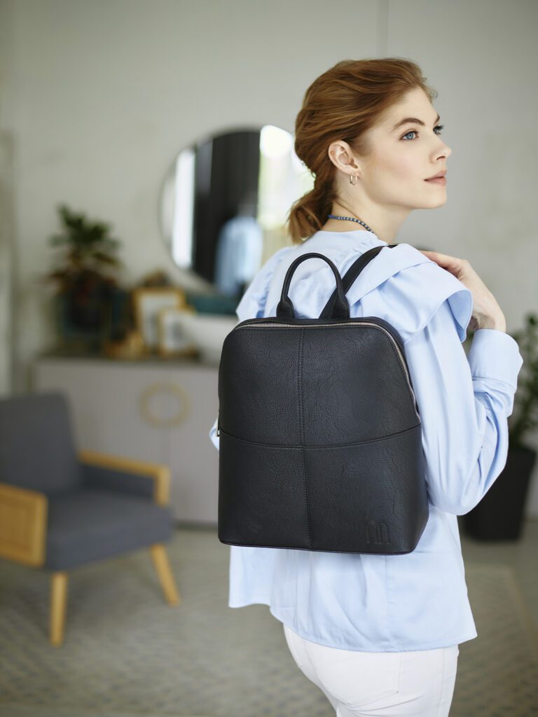 девушка с сумкой