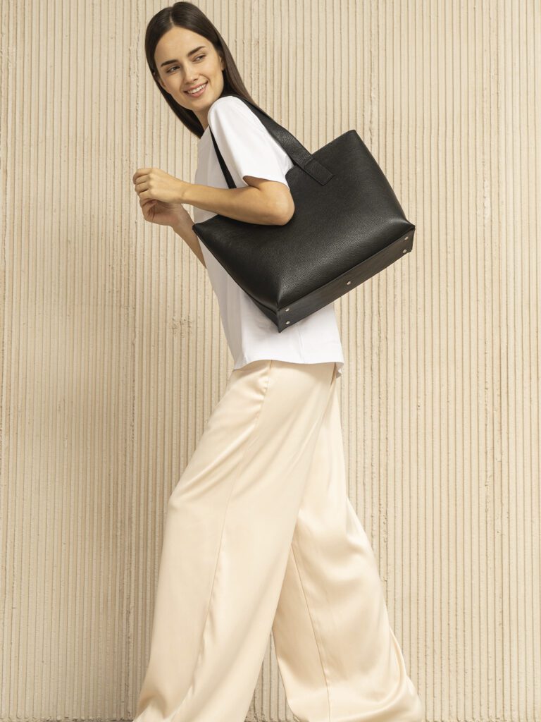 девушка с сумкой