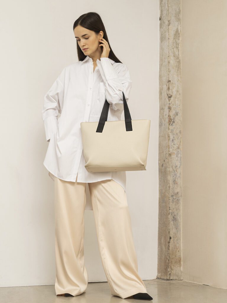 девушка с сумкой