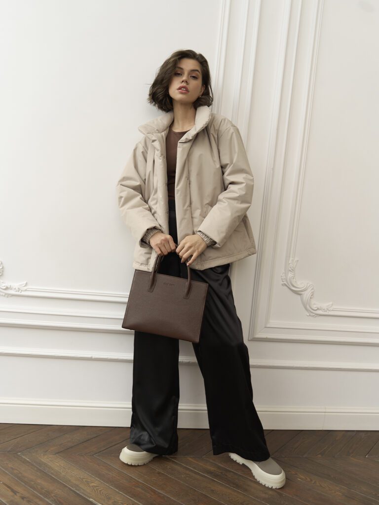 девушка с сумкой