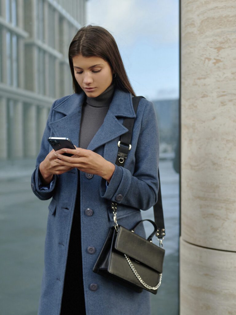 девушка с сумкой