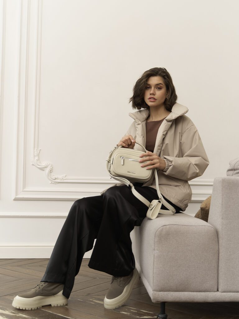 девушка с сумкой