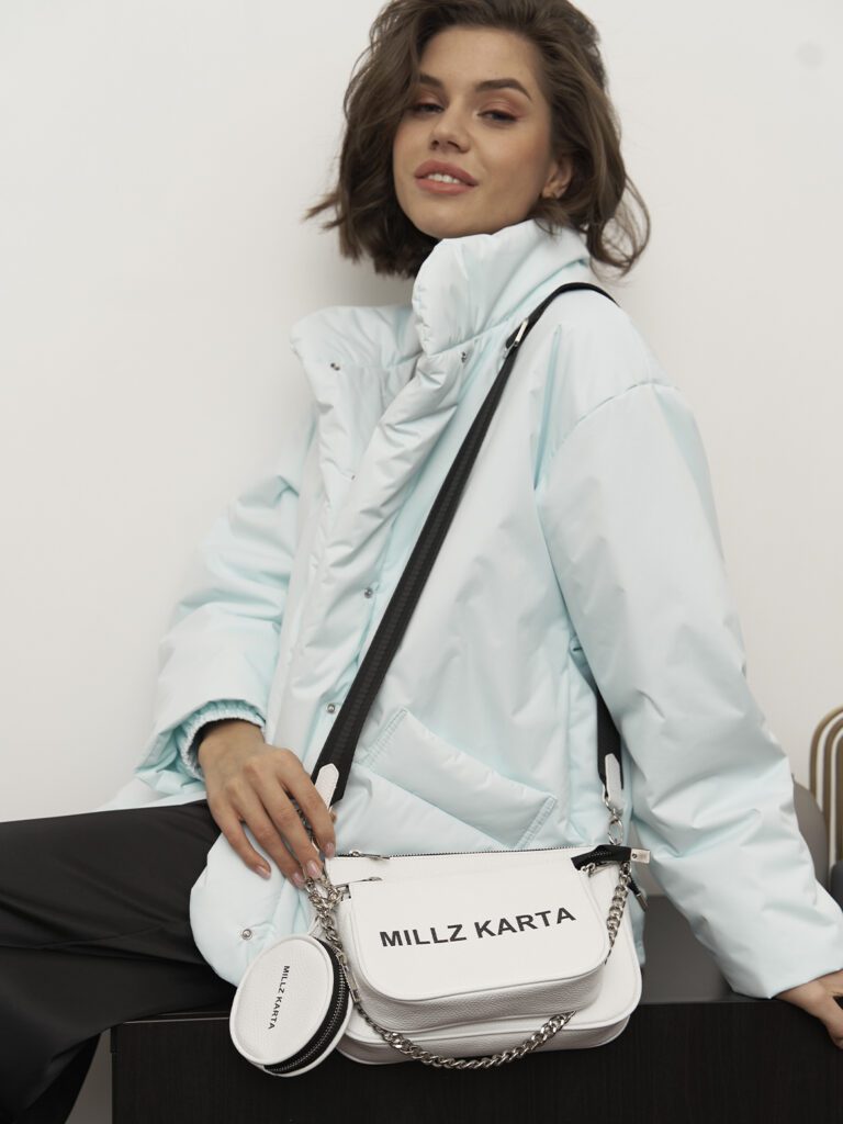 девушка с сумкой