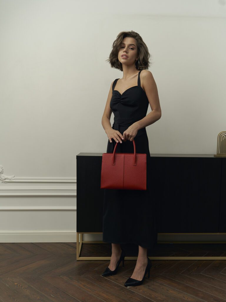 девушка с сумкой