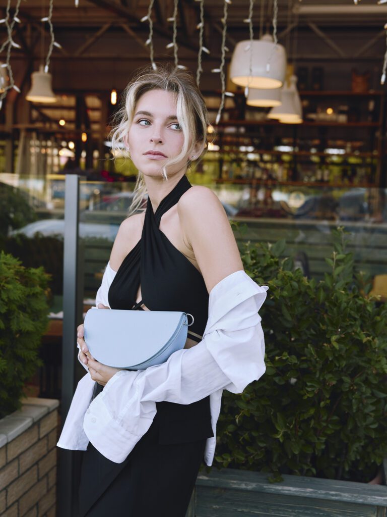 девушка с сумкой