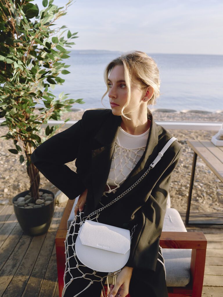 девушка с сумкой