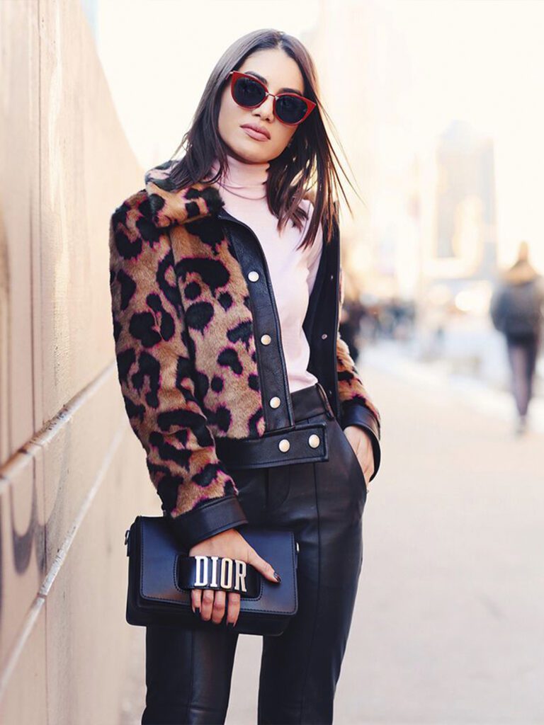 девушка с сумкой